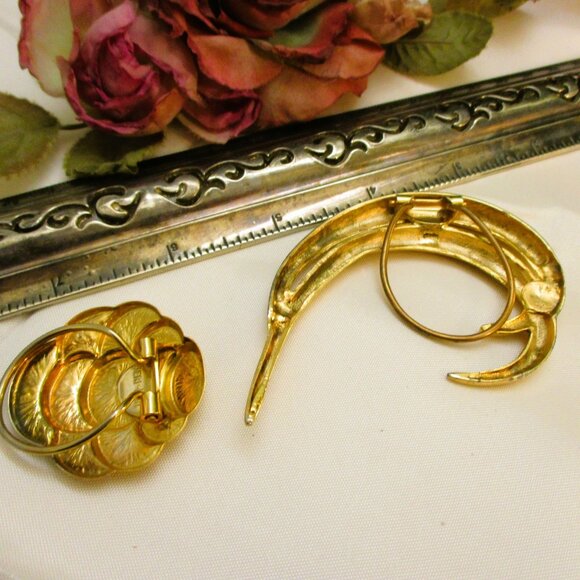 Vintage JERI-LOU Gold Dress Clips: 1960s Swirl & Disk Yellow Gold Scarf Clips - Picture 15 of 15